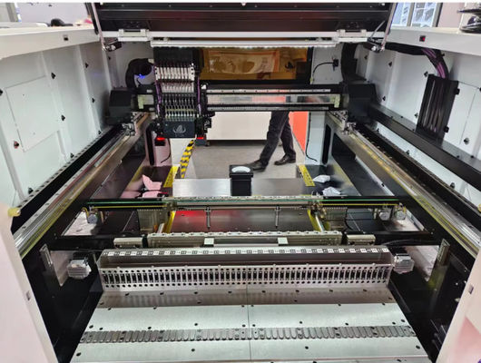 Machine d'assemblage de lampes LED conçue de manière efficace avec un logiciel de R & D indépendant